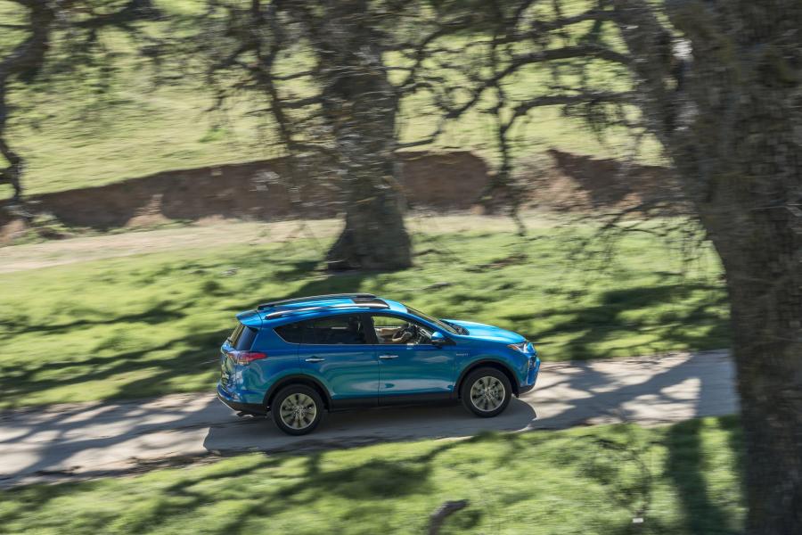 Toyota RAV4 Hybrid 2015 года  (US) (фото 10 из 51)